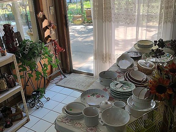5th image of 605 Cheryl Ln