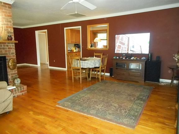 5th image of 623 W Hillcrest Ave