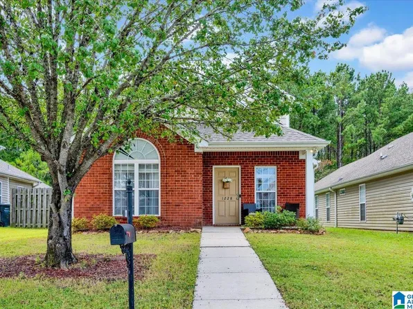 1228 Village Trl, Calera, AL 35040