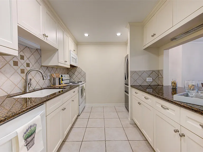 2232 S Piney Point Rd #110 — Photo 5