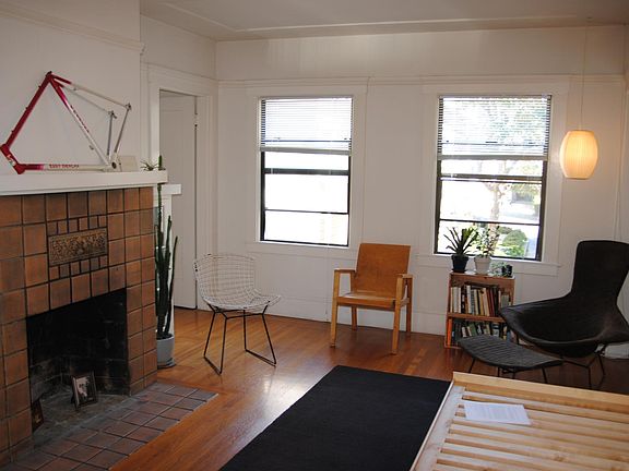 Living Room (cannot use Fireplace)