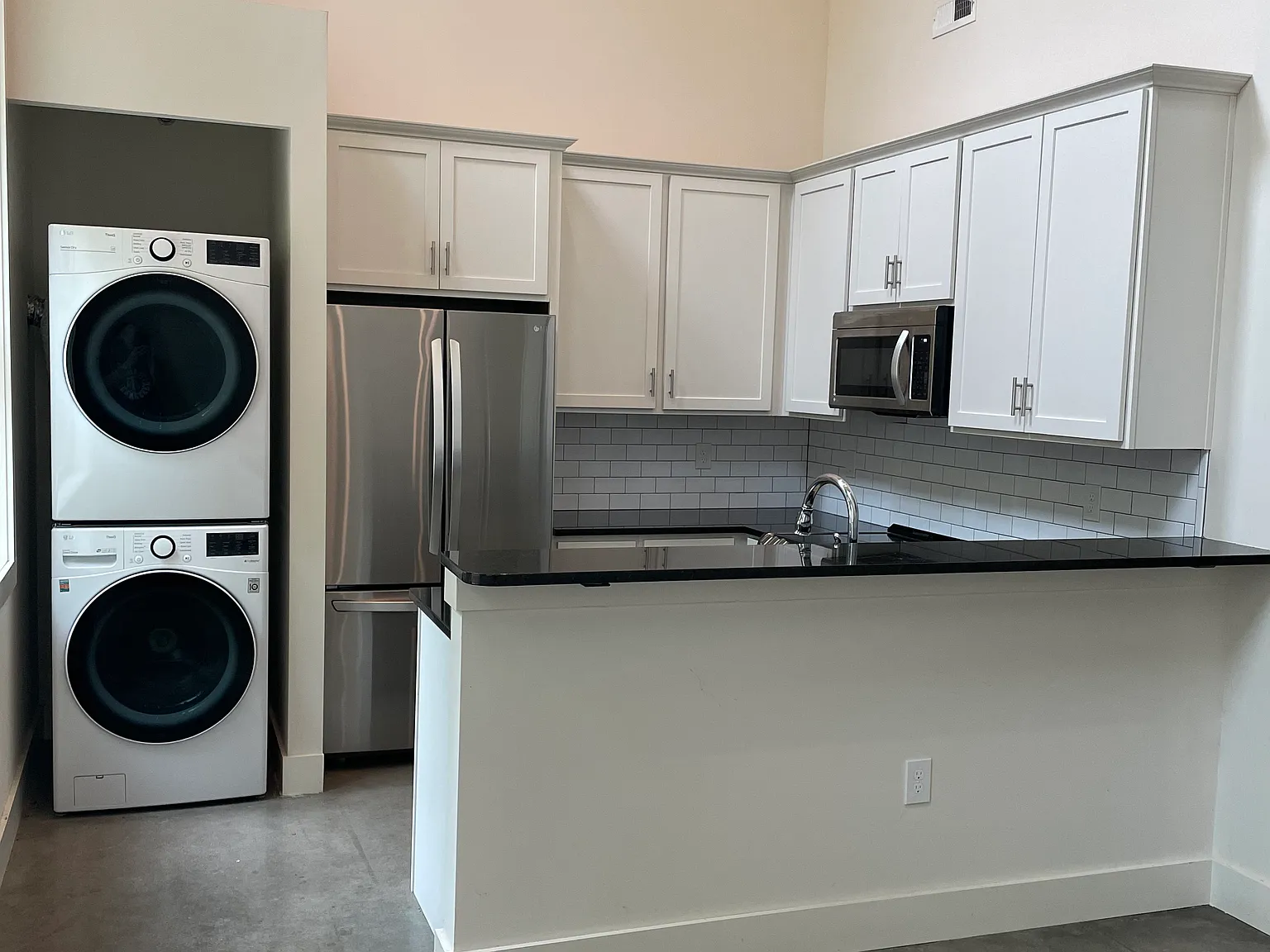 2 bed, 1050 sqft, $2,100 — Photo 2