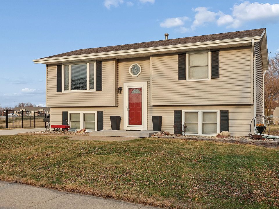 1st image of 702 Crestwood Dr