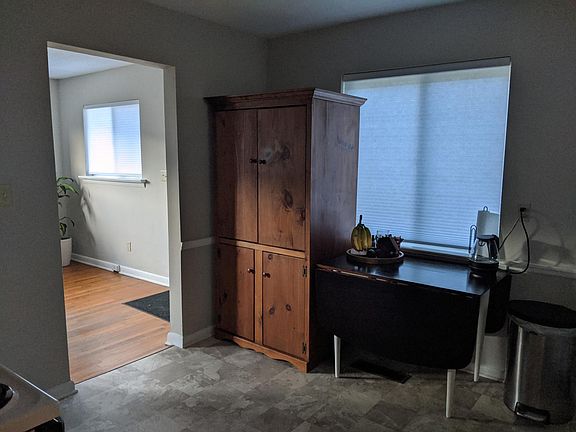 5th image of 830 Dartmouth St