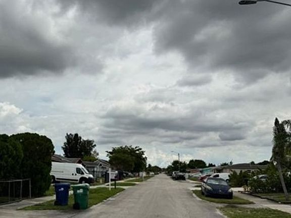 Exterior Neighborhood (street photo)