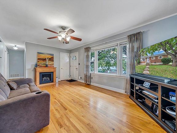 4th image of 142 Maplelawn Ave NE