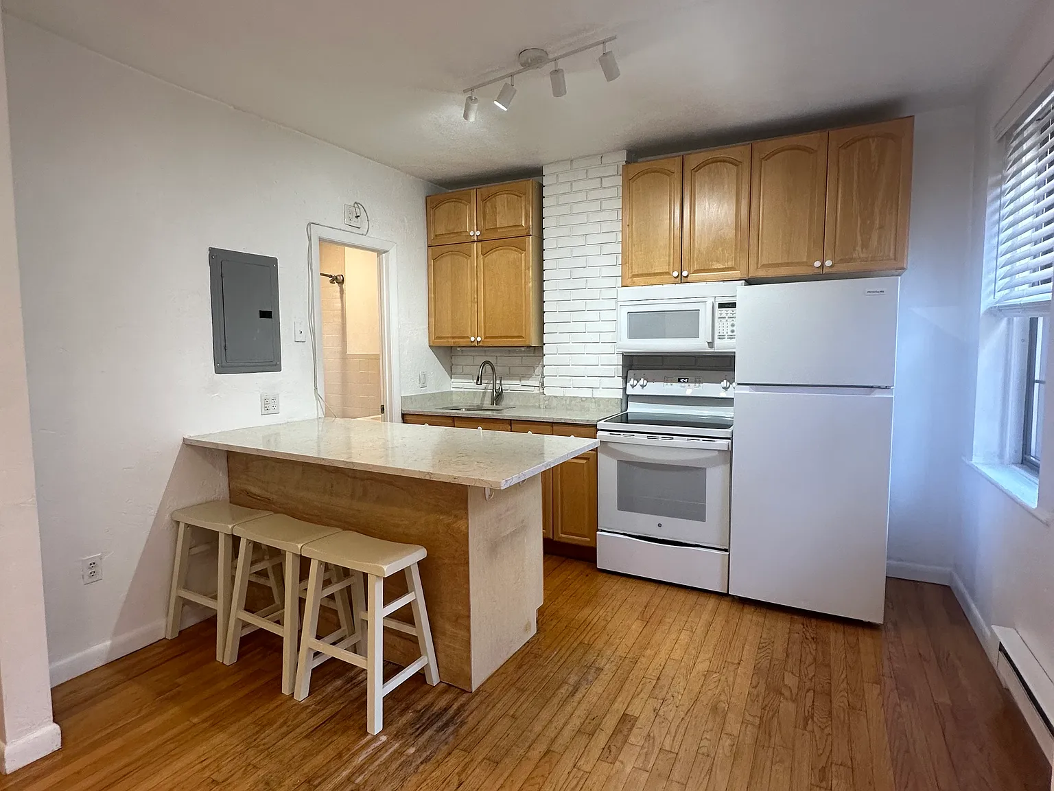 2 bed, $3,100 — Photo 3