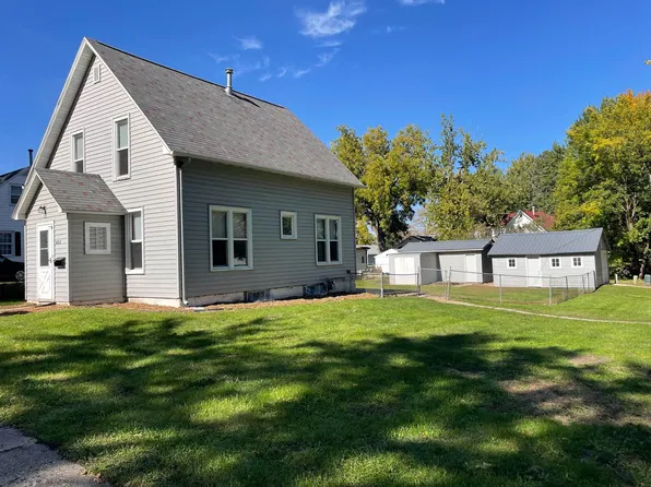 602 20th St, Spirit Lake, IA 51360