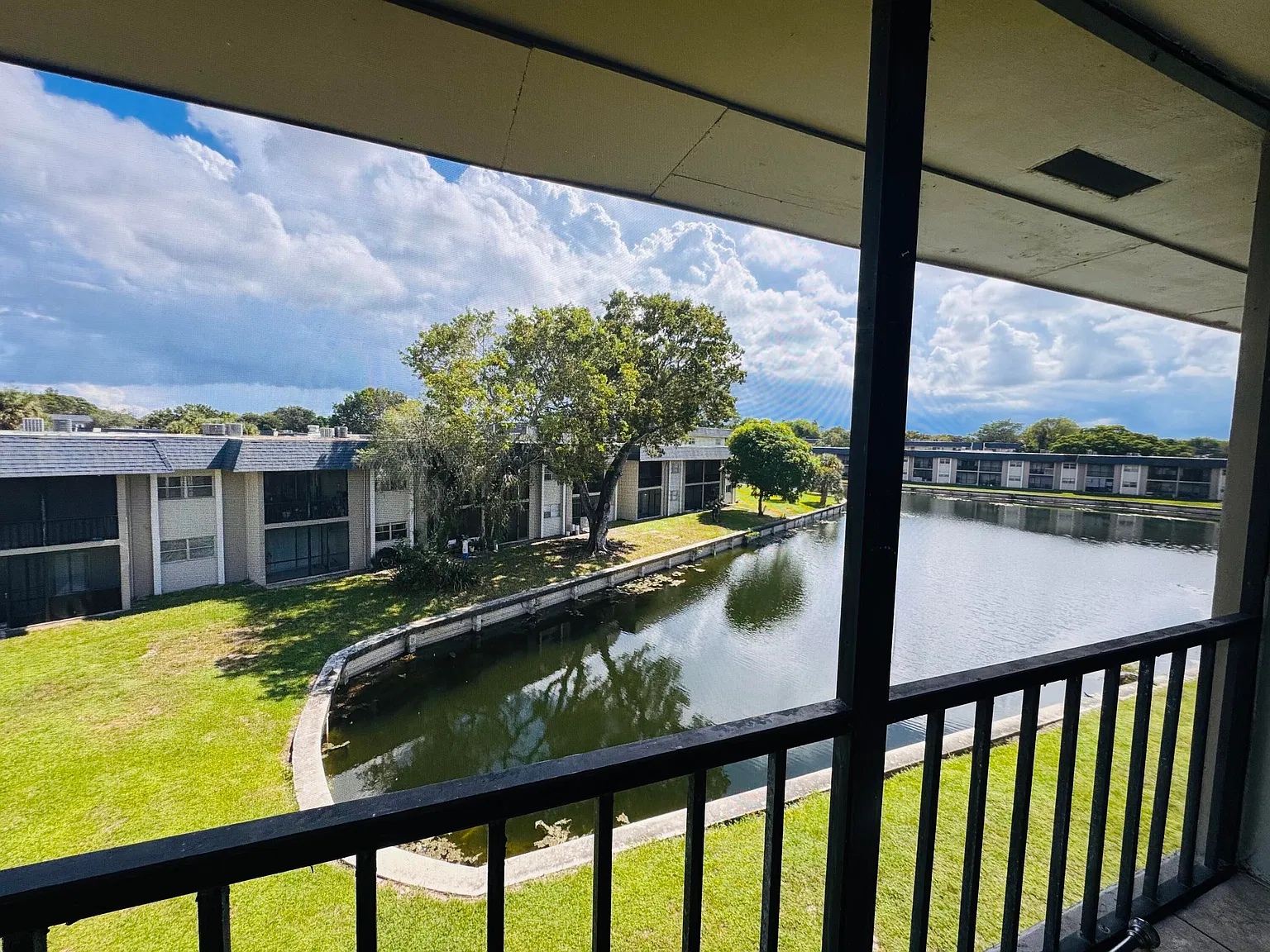 2 bed, 2.0 bath, 949 sqft, $1,600 — Photo 2