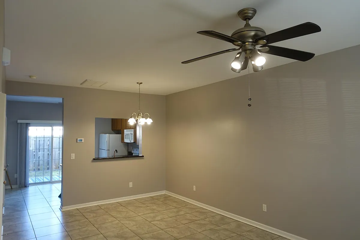 Building Photo - 616 Graythorn Ln