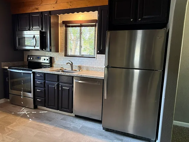 3 bed, 1.5 bath, 1630 sqft, $1,800 — Photo 2