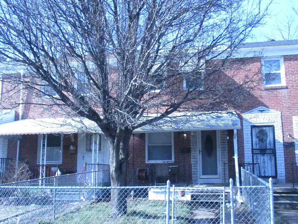 Front of house with fenced yard and covered porch