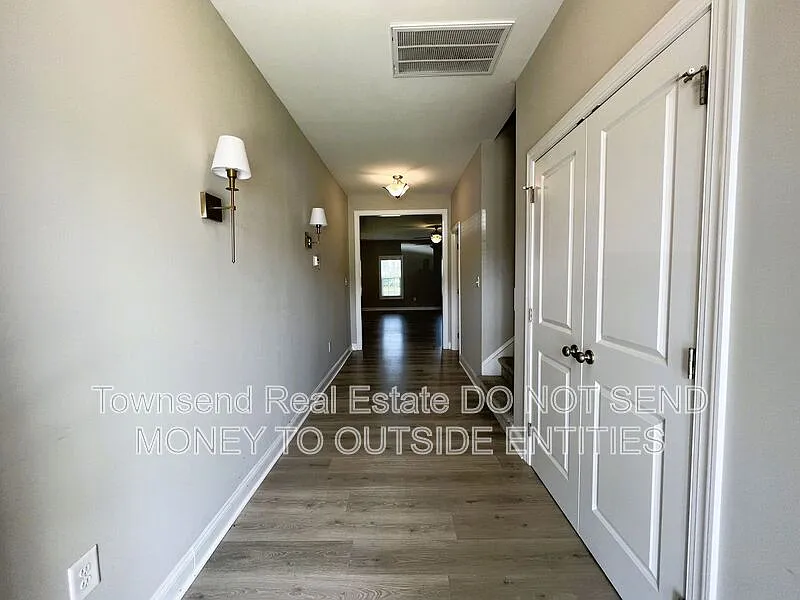 4 bed, 3.5 bath, 2701 sqft, $2,745 — Photo 2