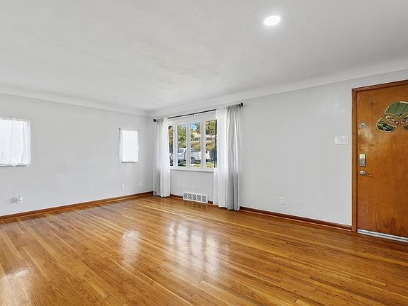 5th image of 909 Lynda Ln