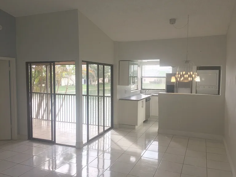 820 N Franklin Ave #I — Photo 6
