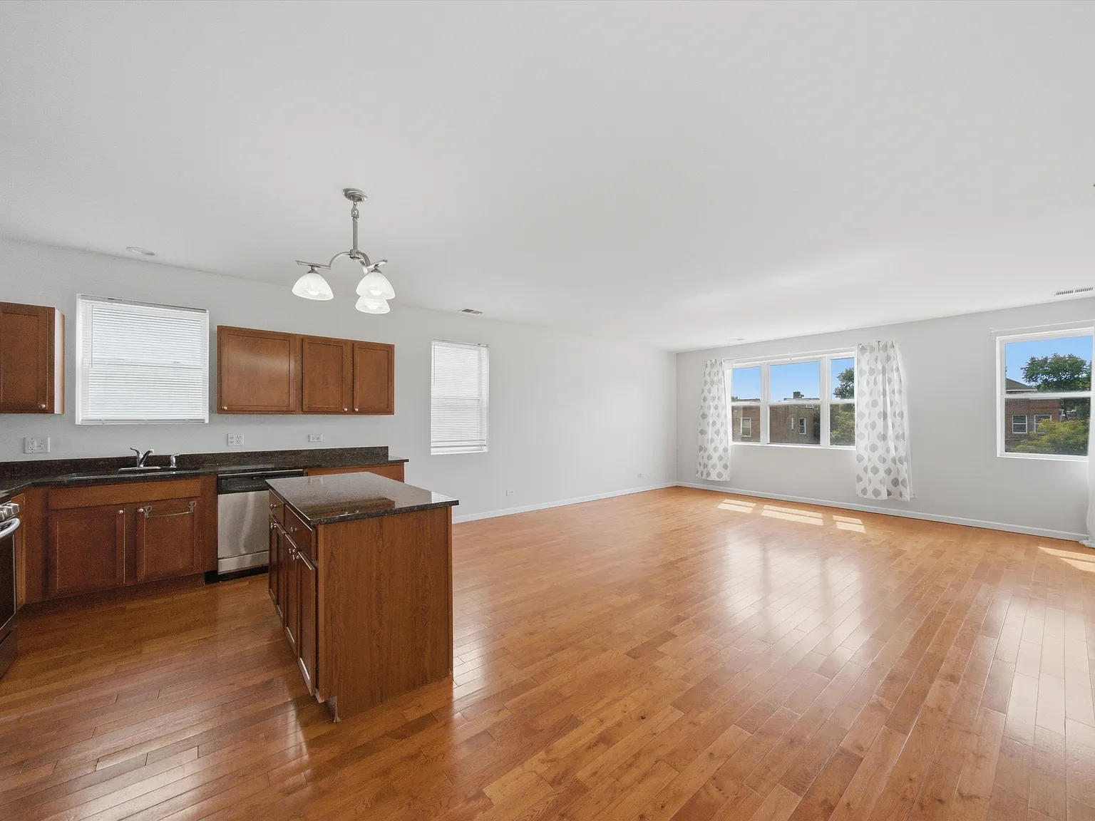 3 bed, 1500 sqft, $2,400 — Photo 4