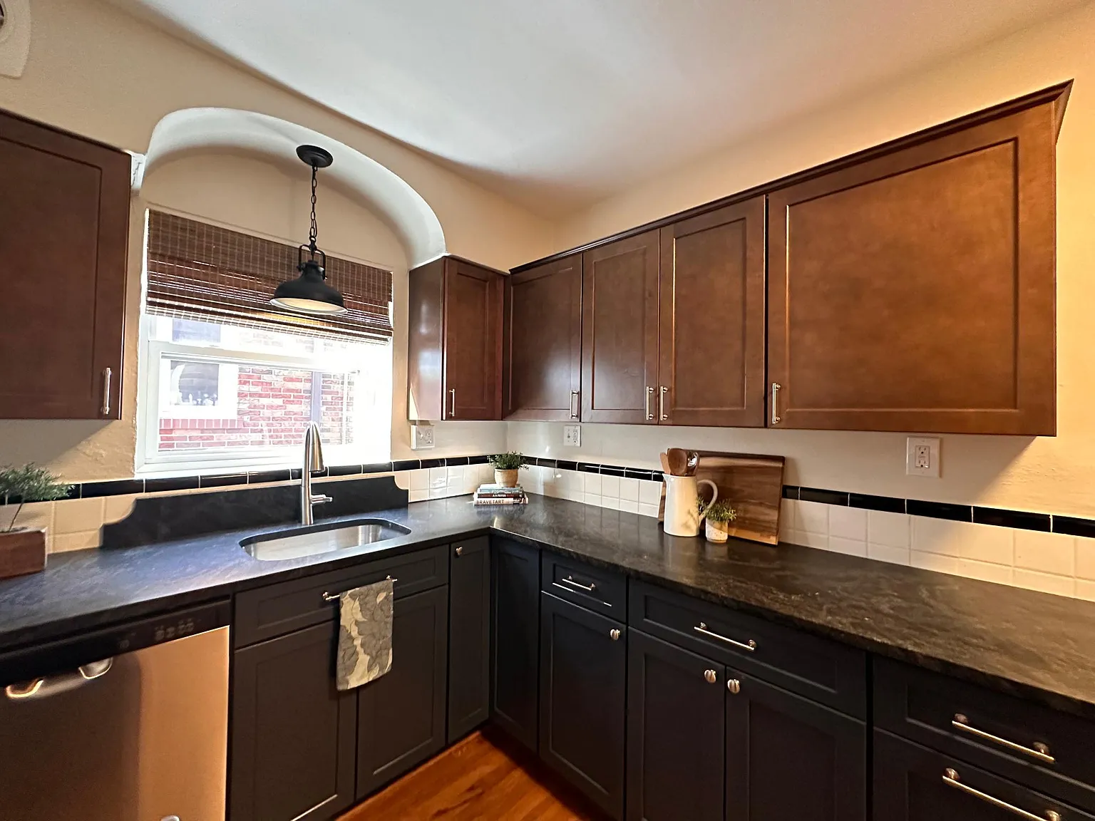 6659 Devonshire Ave APT 1W photo 1