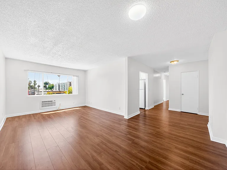 Serrano Apartments — Photo 9