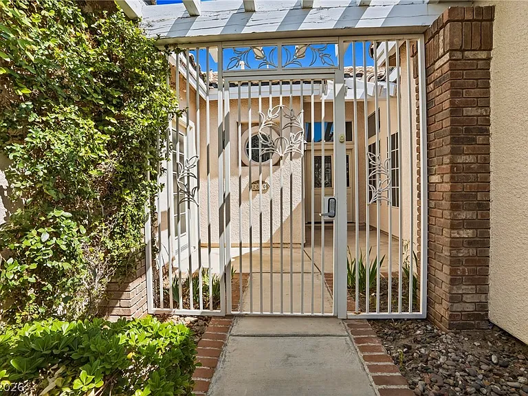 2870 Deerwood Ct — Photo 3