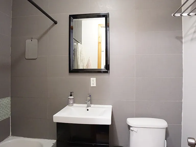 420 Melrose St #4R — Photo 10