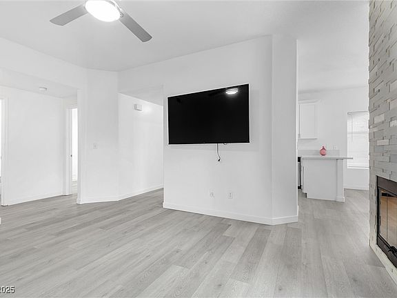 3rd image of 509 Indian Bluff St Unit 202