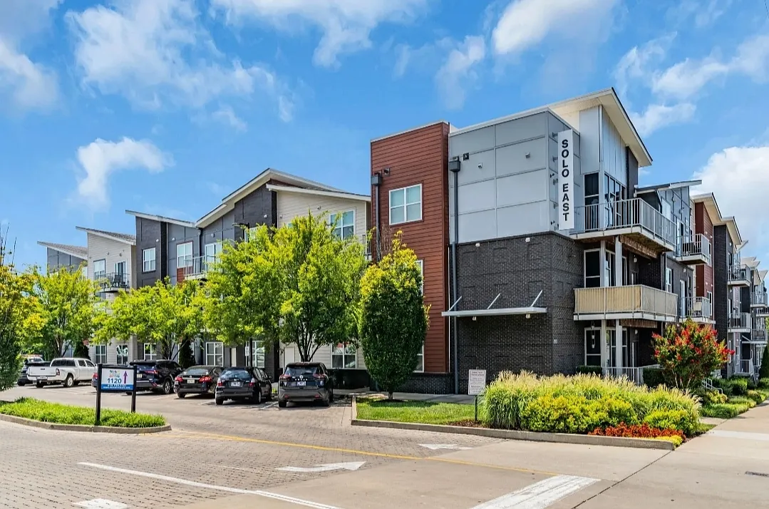 2 bed, 1000 sqft, $2,099 — Photo 1