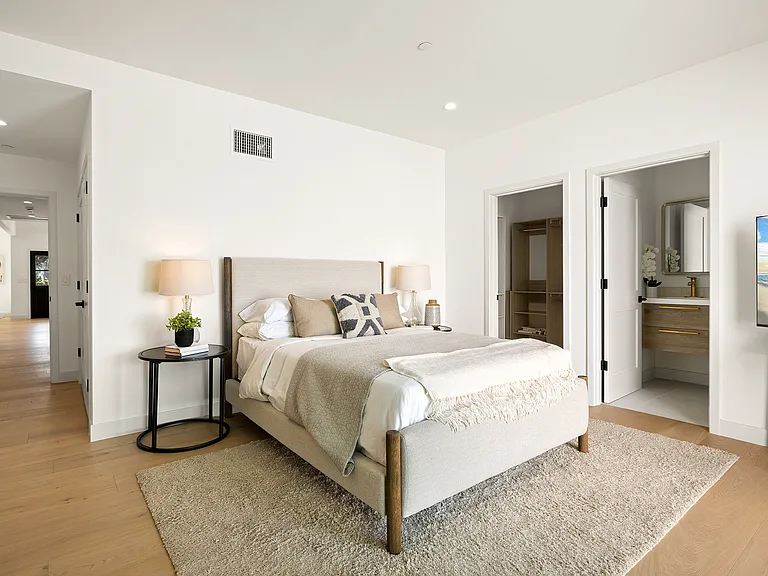 2370 Kelton Ave — Photo 3