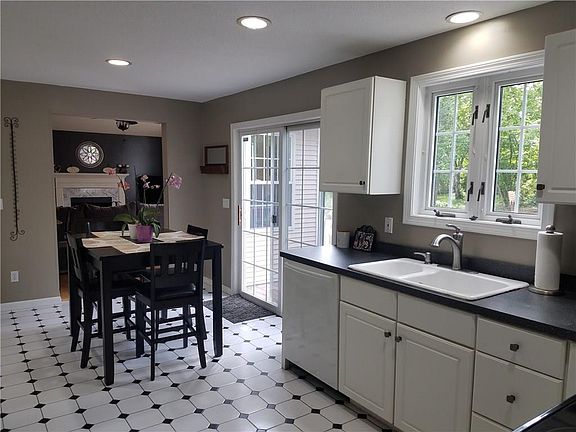 5th image of 15 Carrie Ann Dr