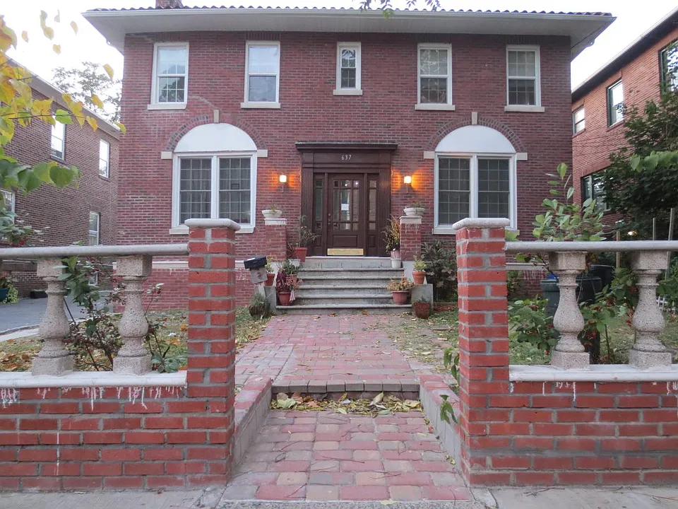 637 Warburton Ave #2