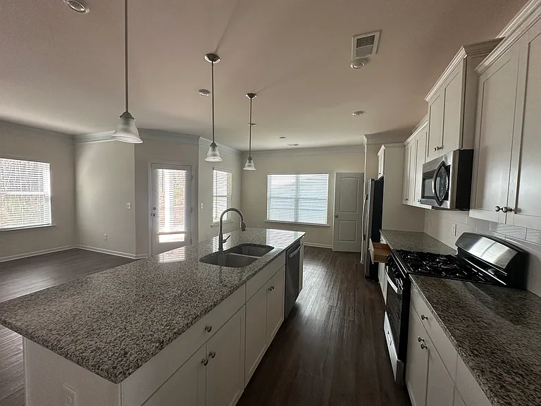112 Bryon Ln — Photo 2