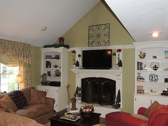 4th image of 703 W Hills Dr