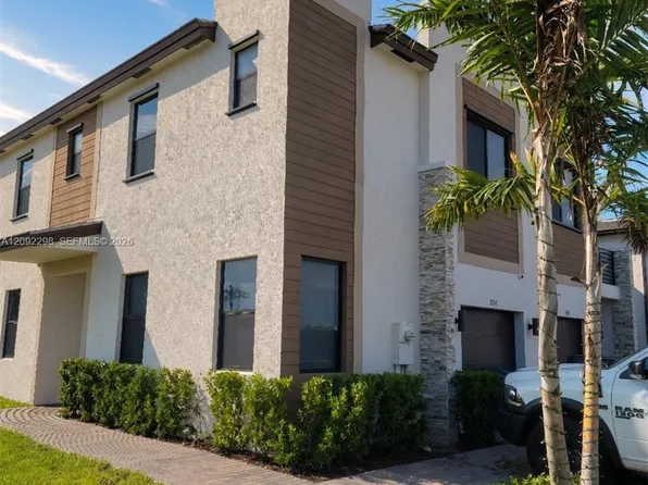 796 NE 208th Ter #796, Miami, FL 33179