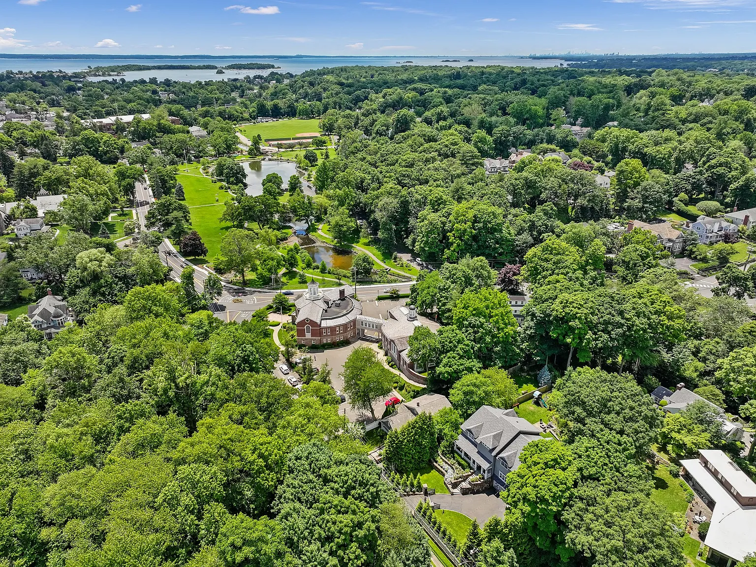 5 bed, 4.5 bath, 5000 sqft, $19,000 — Photo 4
