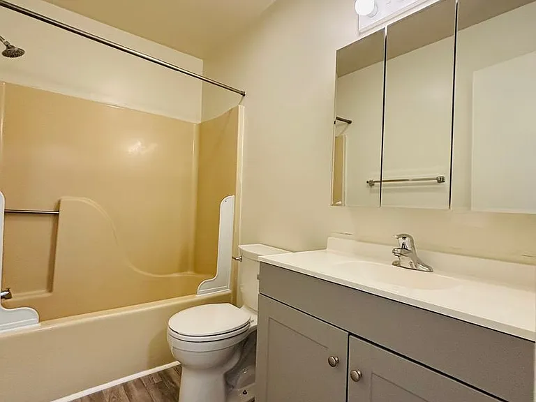 2 Bedroom, 1 Bath Apartment — Photo 20