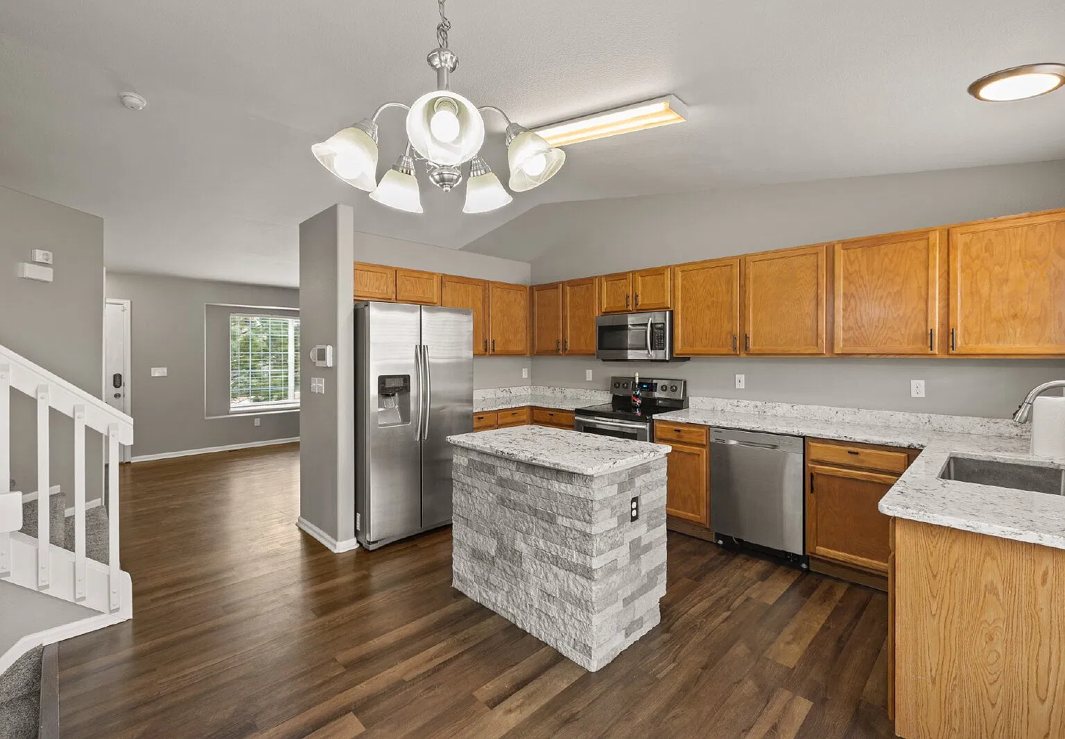 3 bed, 2.0 bath, 1816 sqft, $2,375 — Photo 3
