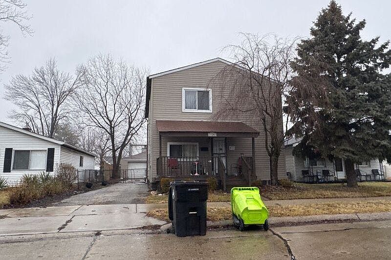 1st image of 27203 Pinewood St