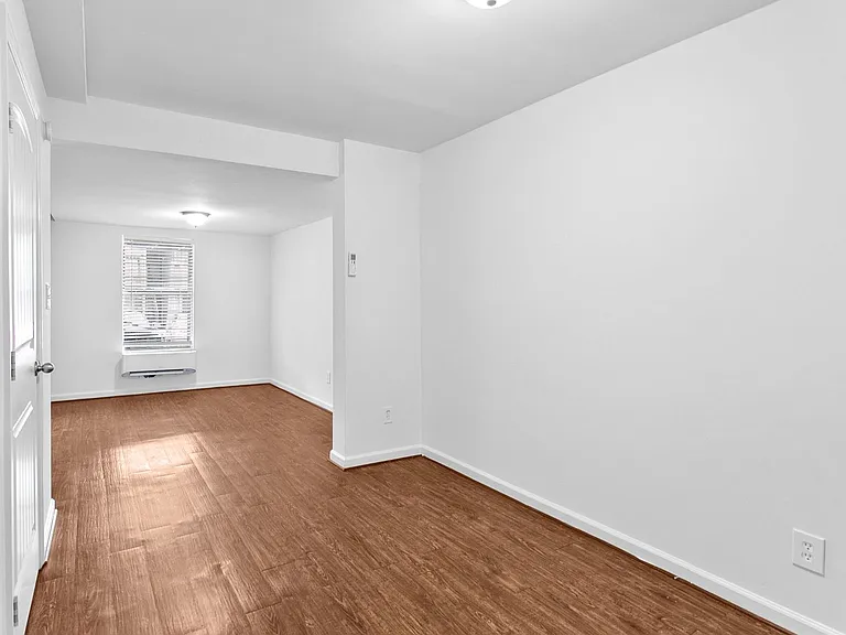 5th Avenue Apartments — Photo 14