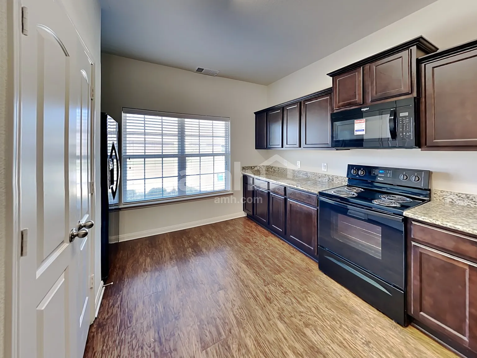 5 bed, 2.5 bath, 2996 sqft, $2,635 — Photo 3