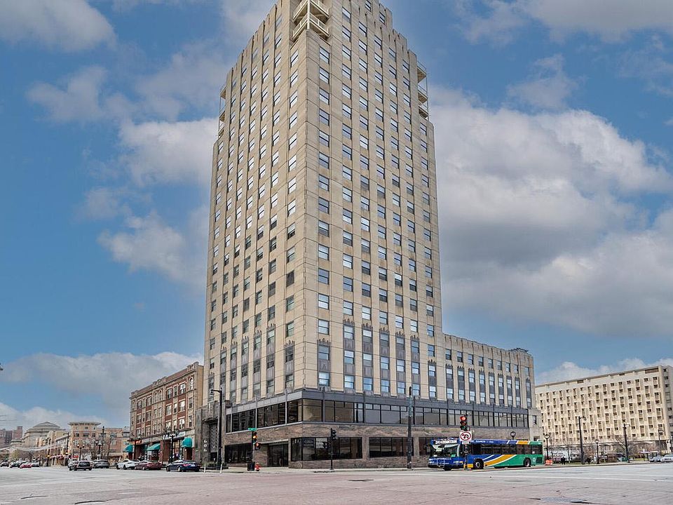 1st image of 606 West Wisconsin AVENUE #402