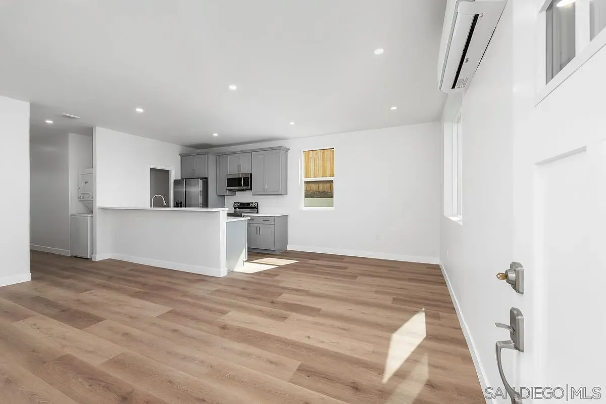 3 bed, 2.0 bath, 1200 sqft, $3,700 — Photo 3