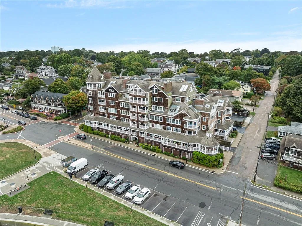 Building Photo - 53 Conanicus Ave #3A