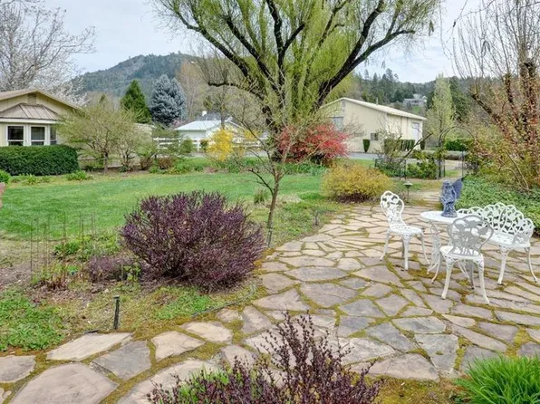 636 W Evans Cres, Rogue River, OR 97537