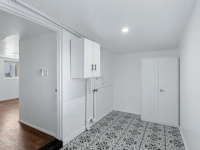 212 S Avenue C — Photo 15