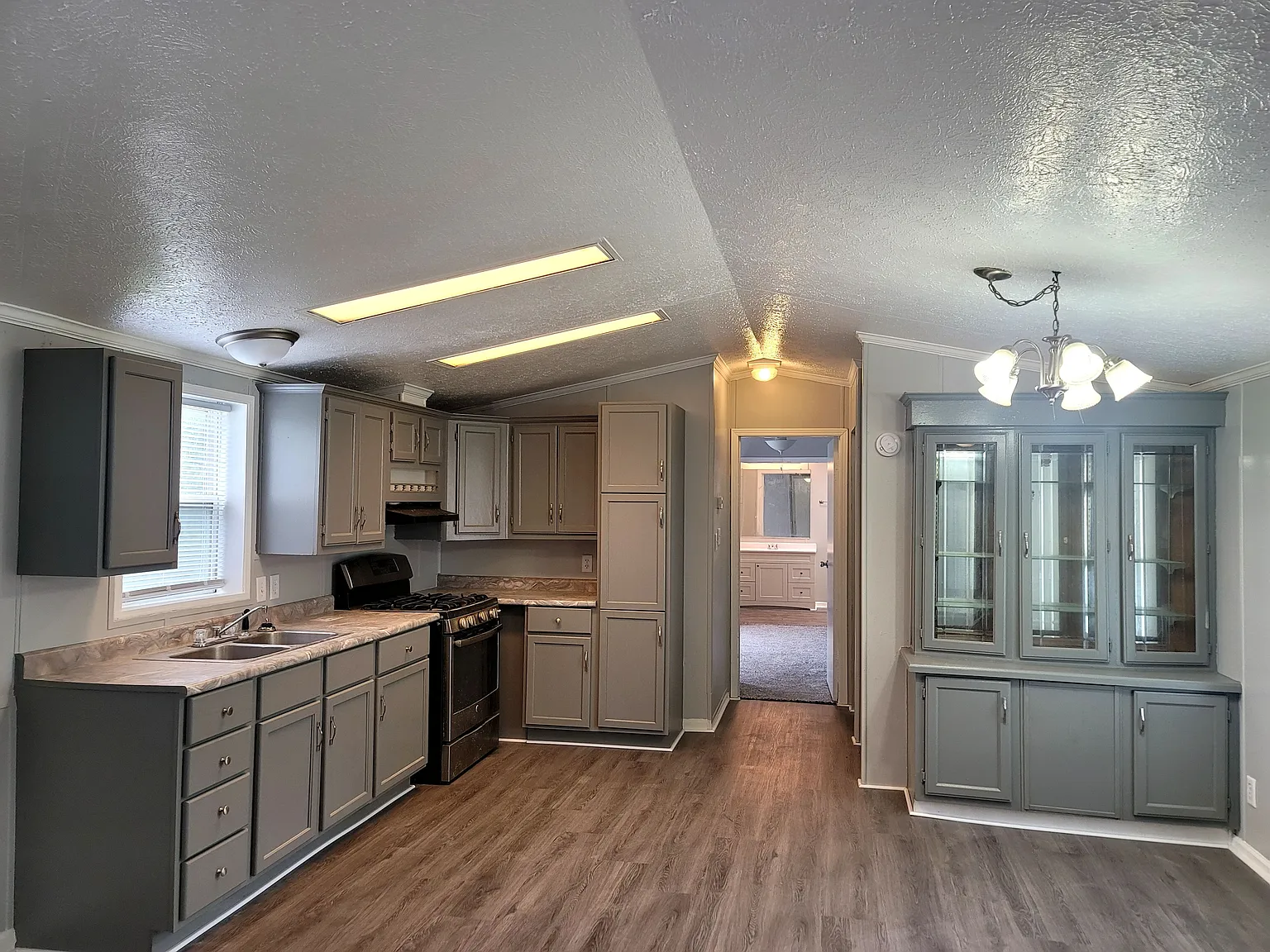 3 bed, 1216 sqft, $975 — Photo 2