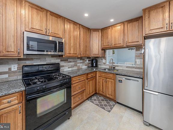 3rd image of 2501 Thistledown Ct
