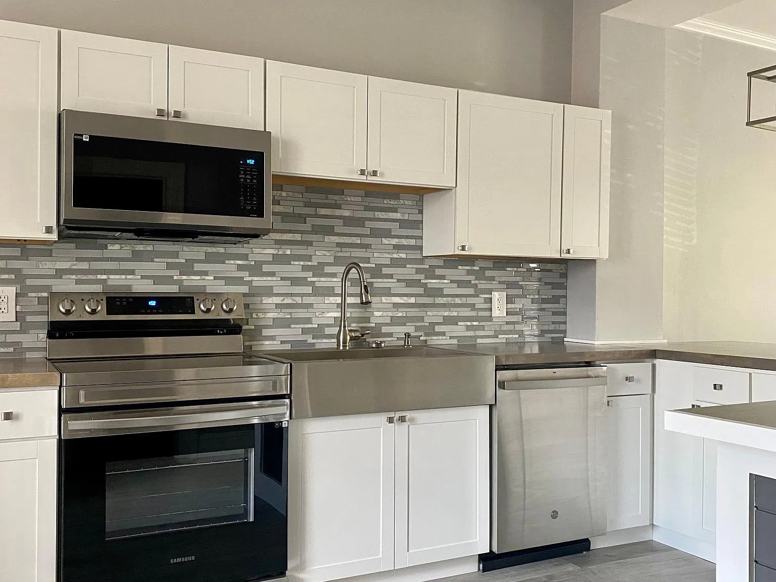 137 W Market St — Photo 3