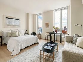280 W 24th St
