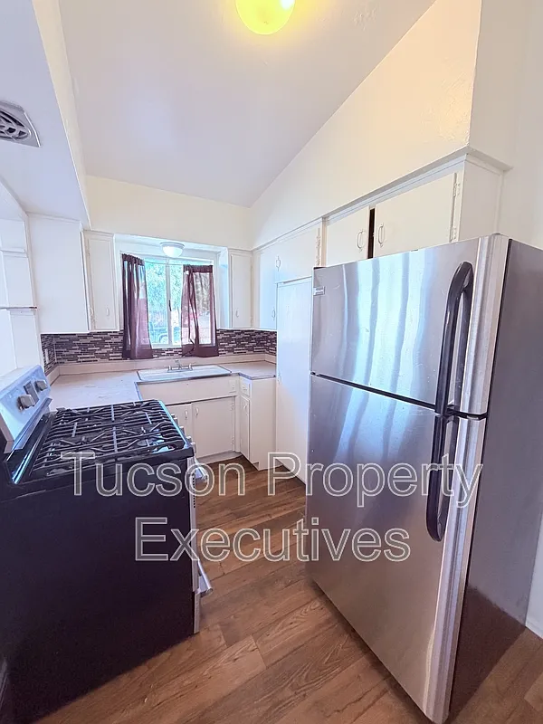1 bed, 1.0 bath, 500 sqft, $900 — Photo 2