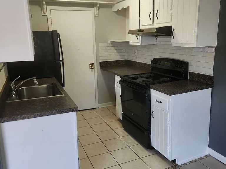 Taylor Court Apartments — Photo 14