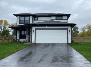 5395 Robinwood Ct, Chaska, MN 55318
